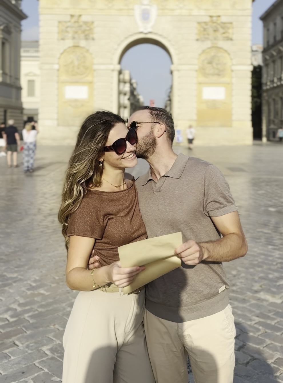 Couple partageant un instant de tendresse avec son journal Timeless